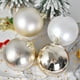 thumbnail image 5 of Decoraciones navideñas, adornos navideños, regalos de Navidad. Juego de 4 bolas navideñas colgantes de plástico de 12 cm (4,7 pulgadas)., 5 of 7
