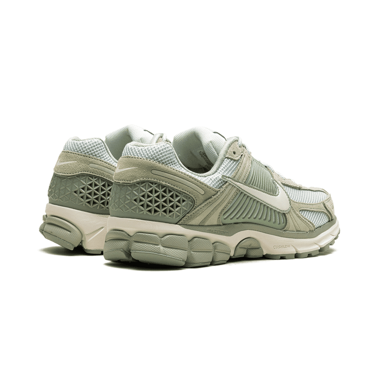 NIKE MENS Zoom Vomero 5 