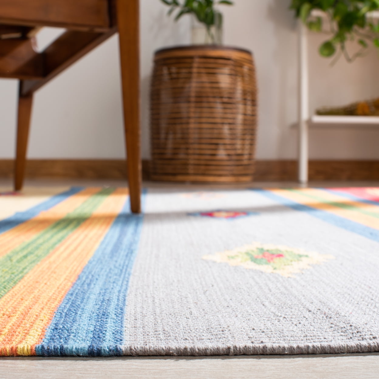 SAFAVIEH Montauk Genette Southwestern Cotton Area Rug, Blue/Red, 6' x 6' Round