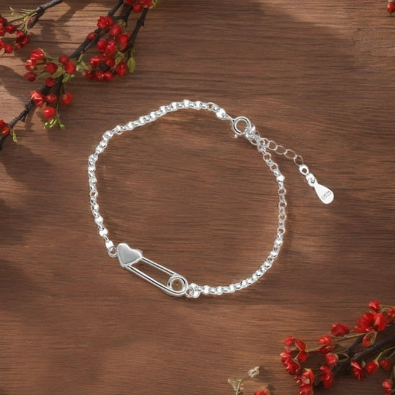 Leander's 925 sterling silver heart-shaped paper clip bracelet is exquisitely luxurious, yet simple and stylish. Its refined beauty complements any outfit, making it a perfect everyday accessory.