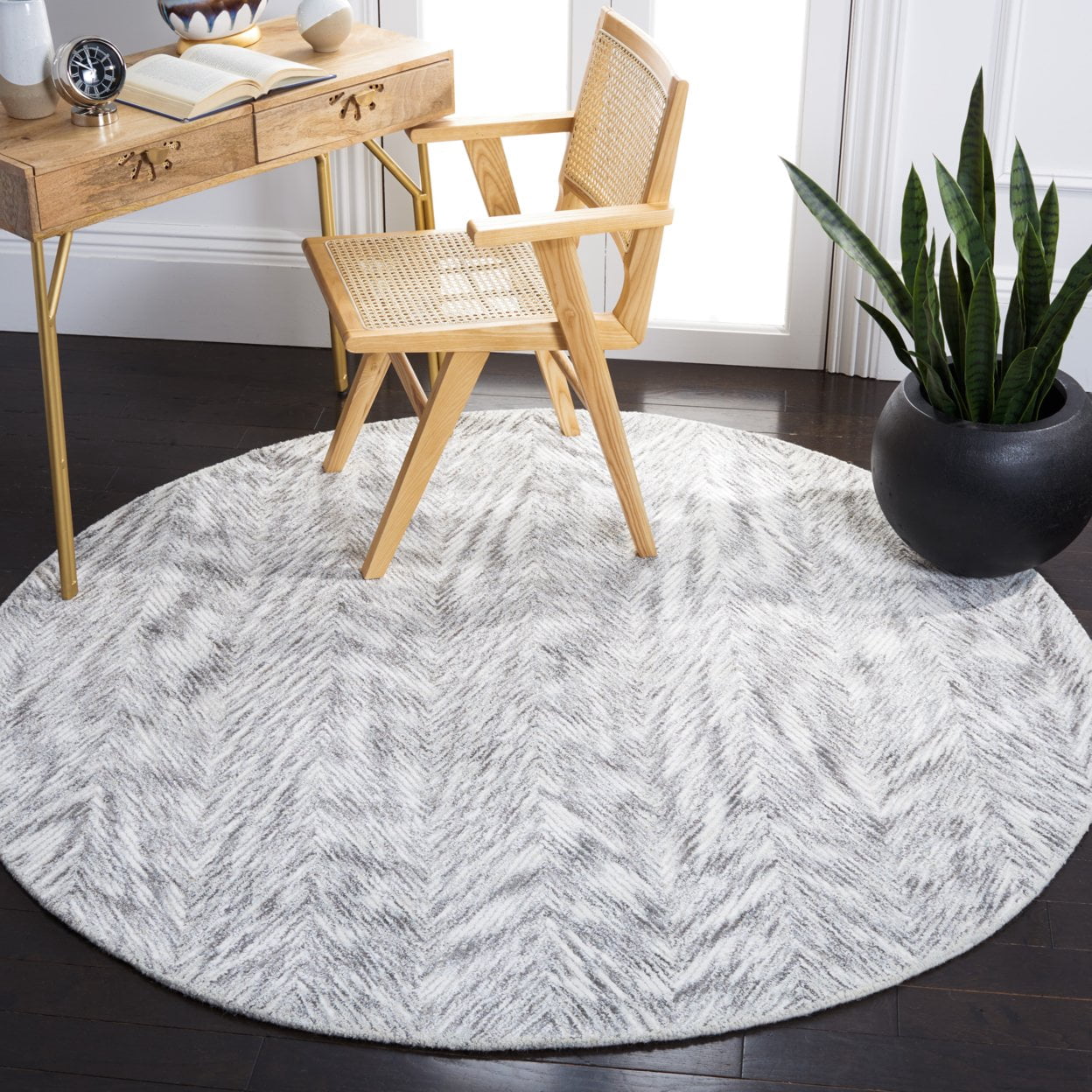 SAFAVIEH Soho Ryker Zig-Zag Area Rug, Grey/Ivory, 4' x 6'