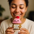 thumbnail image 4 of Muñeca de ganchillo hecha a mano con forma de cupcake positiva, regalo de amistad, 4 of 7