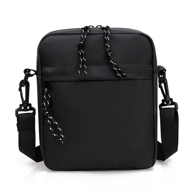 bolsos de mensajero bolsos de hombro carteras y bolsos para hombre bolsos bandolera pequeños bandolera pequeña negra Fokelyiam, vista frontal centrada de silueta rectangular en tejido de poliéster con textura visible, cremallera superior con tiradores trenzados, correa ajustable y desmontable con mosquetones, bolsillo exterior plano y fondo recto sobre fondo blanco. Suele usarse para llevar smartphone, billetera, llaves y pasaporte en viajes y uso diario.