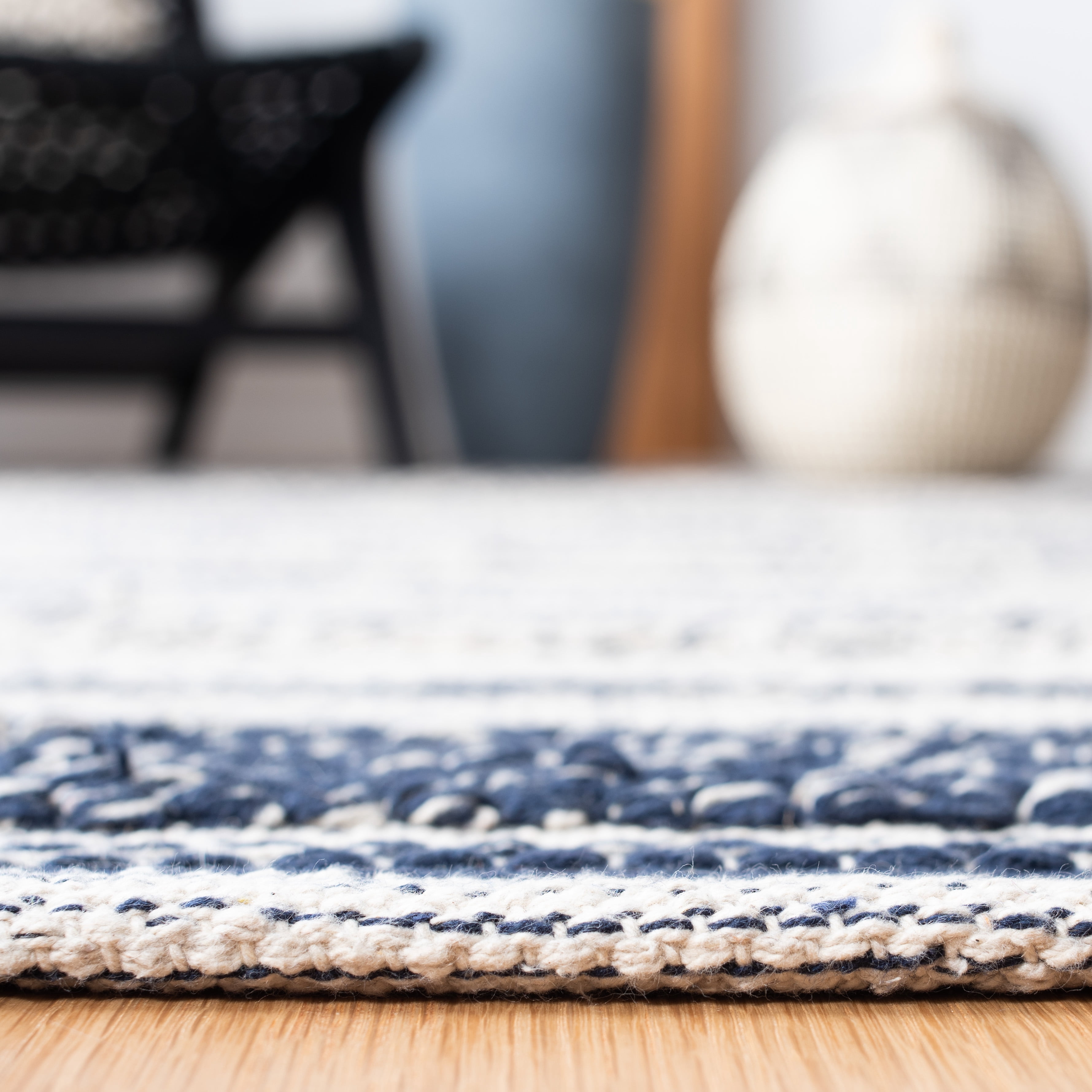 SAFAVIEH Striped Kilim Rada Striped Cotton Area Rug, Ivory/Navy, 6' x 9'