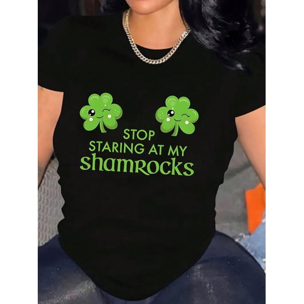 Camisetas gráficas para mujer "Deja de mirar mi trébol, muéstrame tu San Patricio". Camisetas casuales y cómodas de cuello redondo y manga corta para mujer. Regalos para mujer. Camiseta informal.