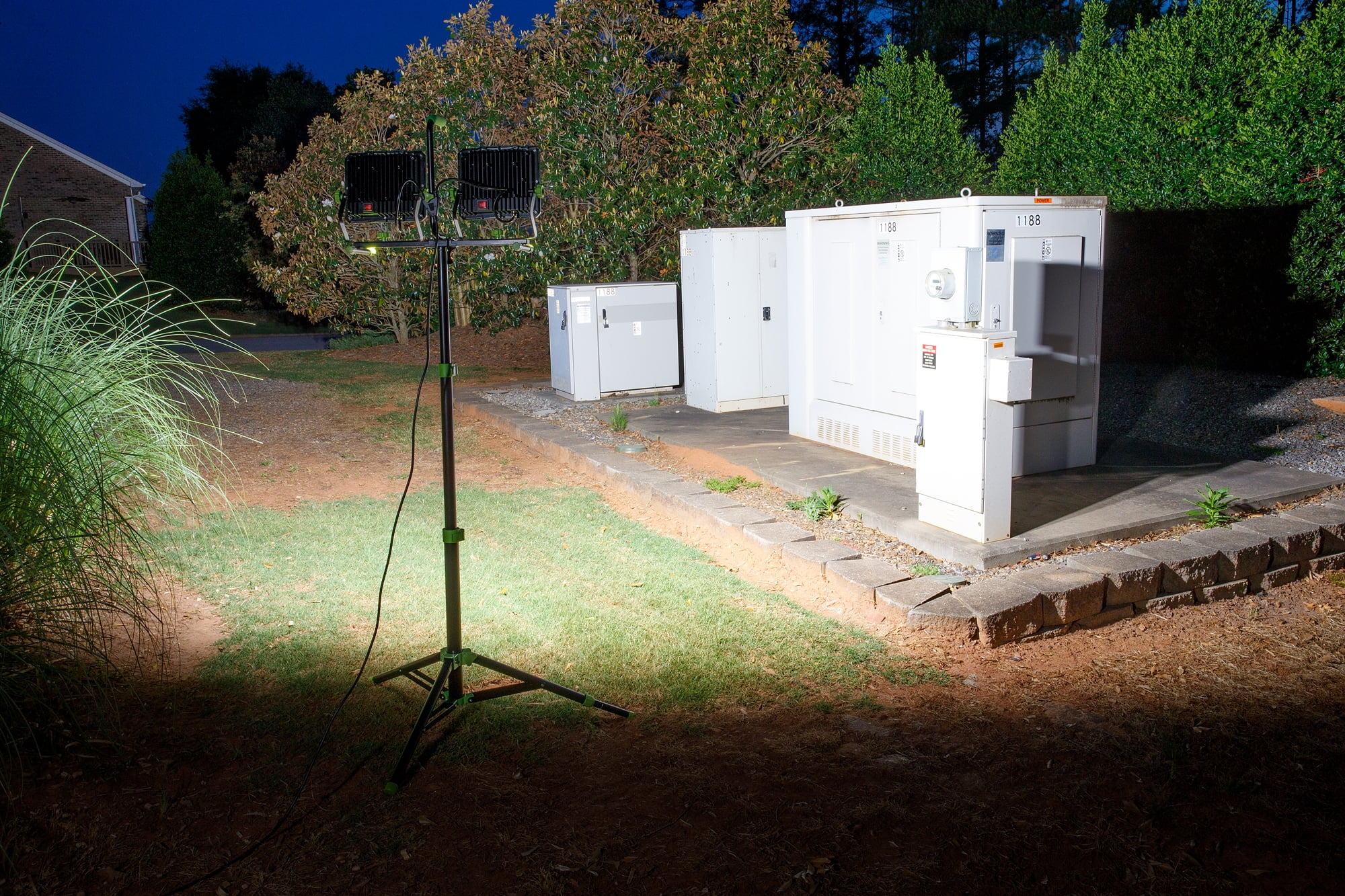 PowerSmith PWLD300T 30,000 Lumen LED Work Lights with Stand, 80 in. Metal Flip-Lock Tripod, 10ft Grounded Power Cord, Impact Resistant Lens, Sealed Ro PowerSmith 30,000 Lumen Dual-Head LED Work Light with 80 in