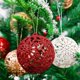 thumbnail image 4 of 6/24 piezas de bolas de adorno navideño de oro rojo para niños, juguetes con purpurina hueca para colgar en el árbol de Navidad, decoración para fiestas de Año Nuevo en el hogar, 4 of 5
