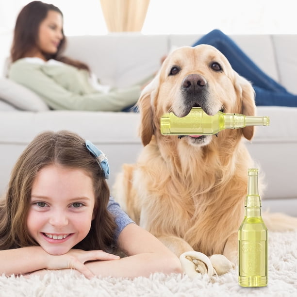 Una botella de juguete para perro con un diente que rechina los dientes por fonación Una botella