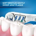 thumbnail image 2 of Brosse à dents à pile Oral-B Complete, les couleurs peuvent varier, 2 of 14