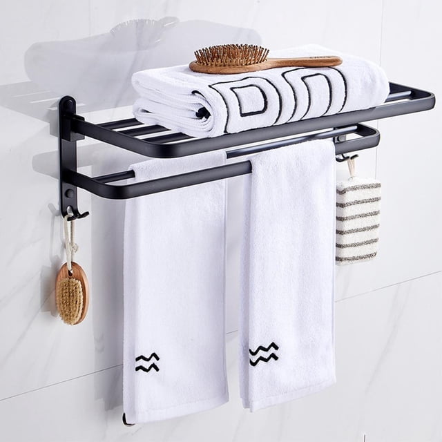 barra para toallas de - estante de pared para sin perforaciones estante para colgar toalla para colgar toallero los 49x23x187cm Barra de toalla negro de pared, vista frontal 3/4 con estante superior rectangular para toallas dobladas y barra inferior para colgar toallas; acabado negro mate, tubos rectangulares y rieles paralelos, soportes laterales para montaje en pared y dos ganchos inferiores que sostienen accesorios de baño. Fondo de azulejo blanco minimalista; también adecuado como organizador de baño compacto.
