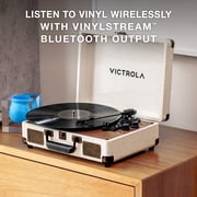 مشغل تسجيل حقيبة Victrola Venture Bluetooth المحمولة الحديثة في منتصف القرن مع قرص دوار ثلاثي السرعات ومكبرات صوت مدمجة | بلوط