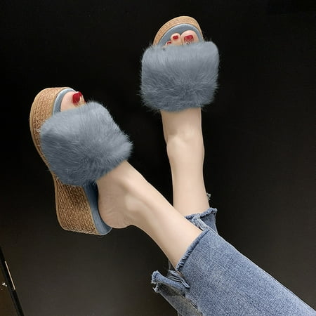

Christmas Fashion For Plus-Size Muffin Wedges And Candy Colored Heels