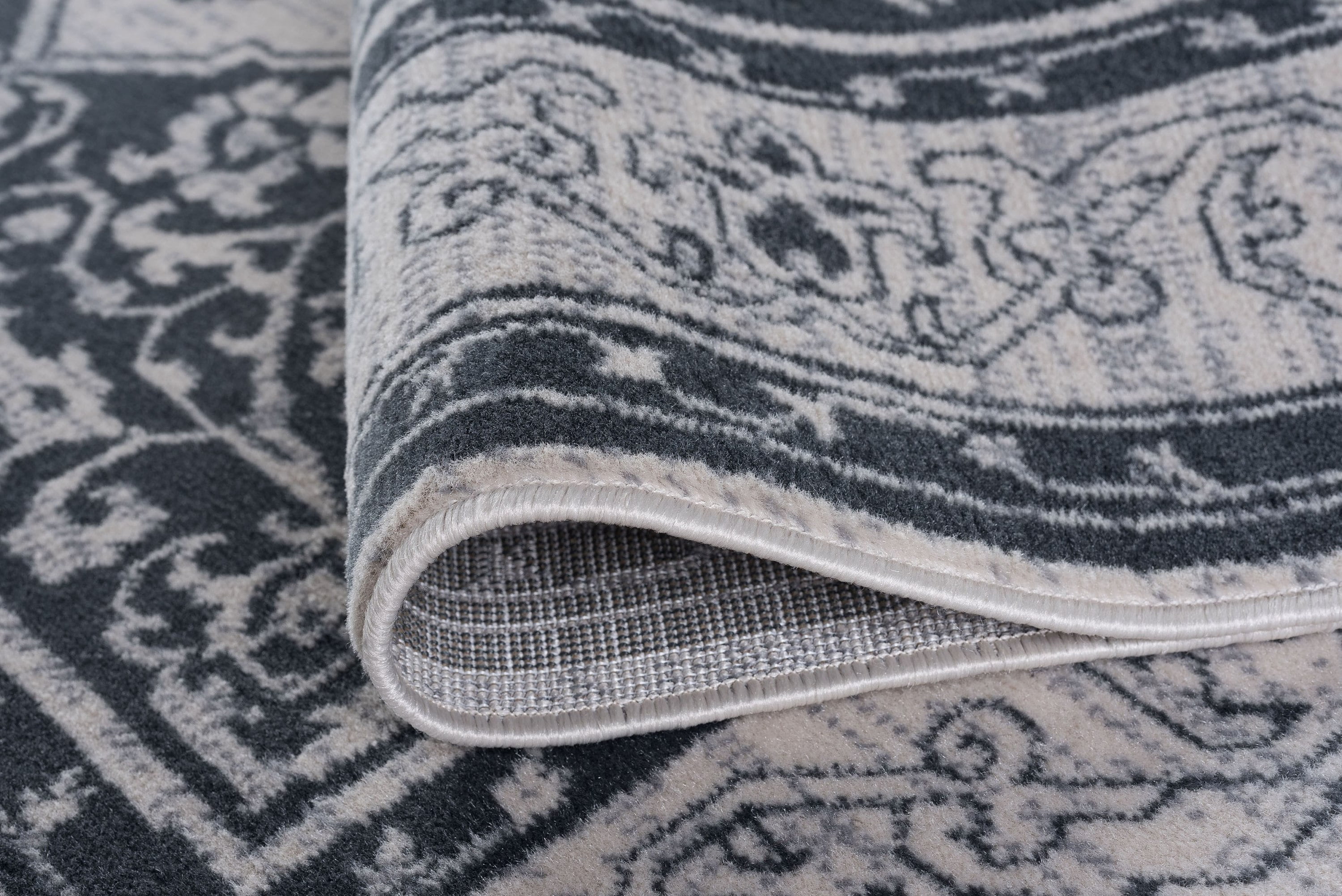 Madison Traditional 8' Round Gray and Cream Polypropylene Indoor Area Rug