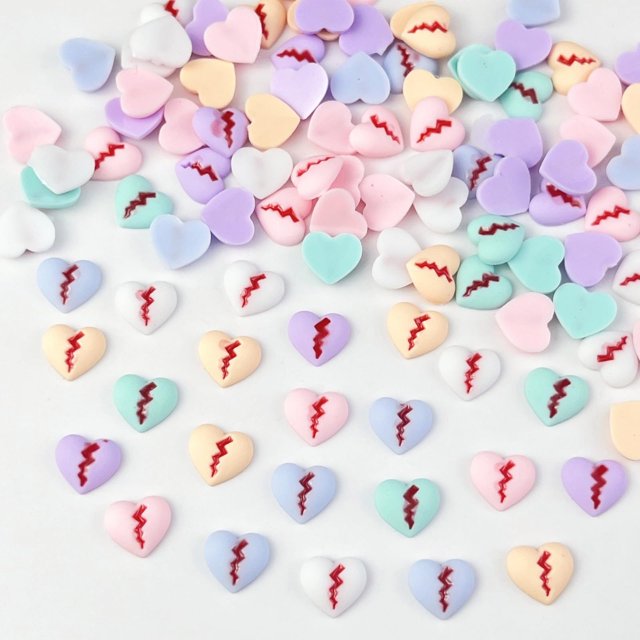 Colgantes para uñas Quezadyl, 150 unidades, resina, parte trasera plana, con forma de corazón