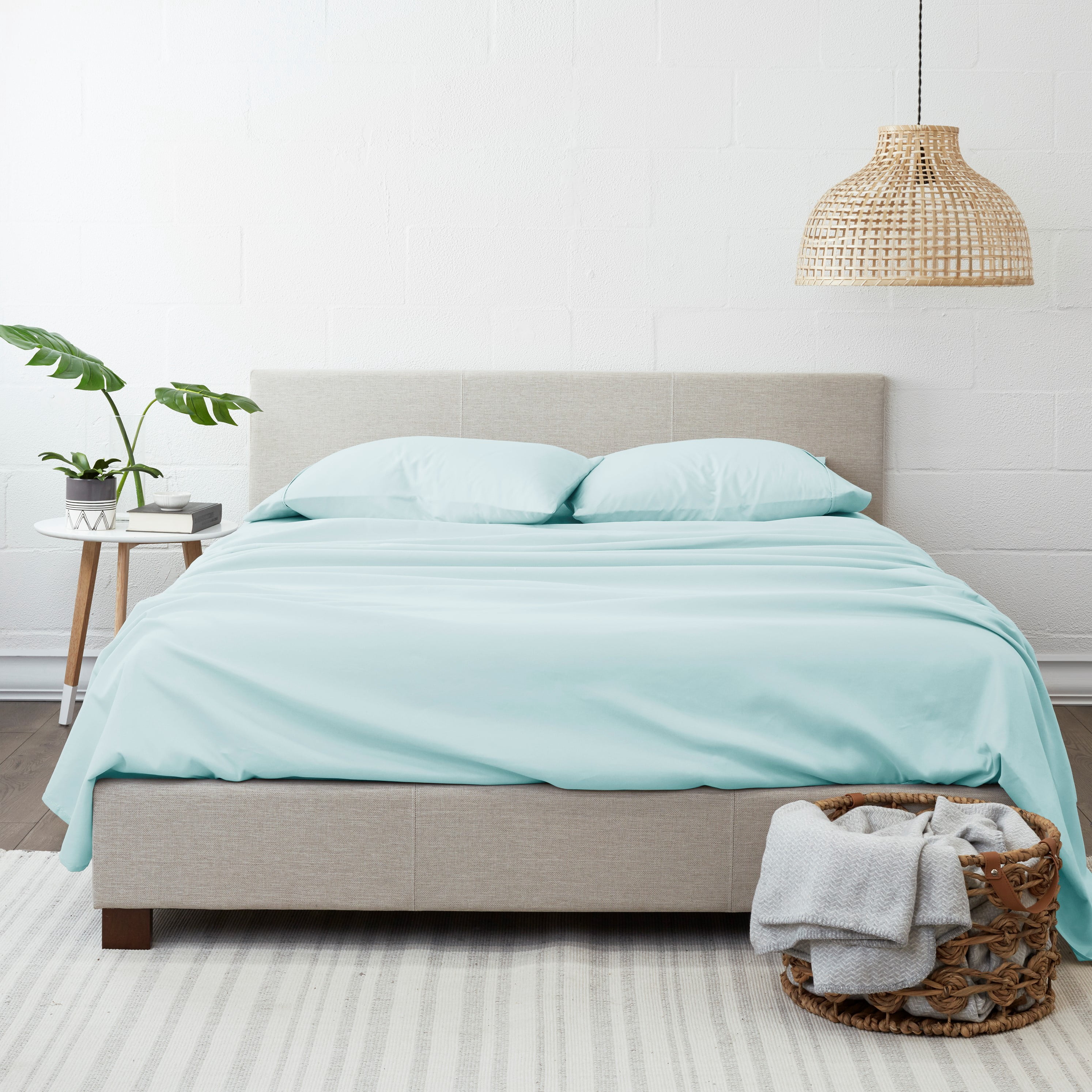 Noble Linens 4 Piece Solid Microfiber Bed Sheet Set, Aqua, Queen