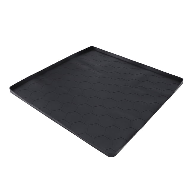 estera de silicona, estera profesional a prueba de fugas, resistente al desgaste, para lavadora, secadora, refrigerador estera cuadrada negra 60x60x2 cm, vista 3/4 frontal con borde elevado y patrón hexagonal en superficie antideslizante; protege pisos y la base de electrodomésticos y a menudo se usa también como base para cajas de almacenamiento.