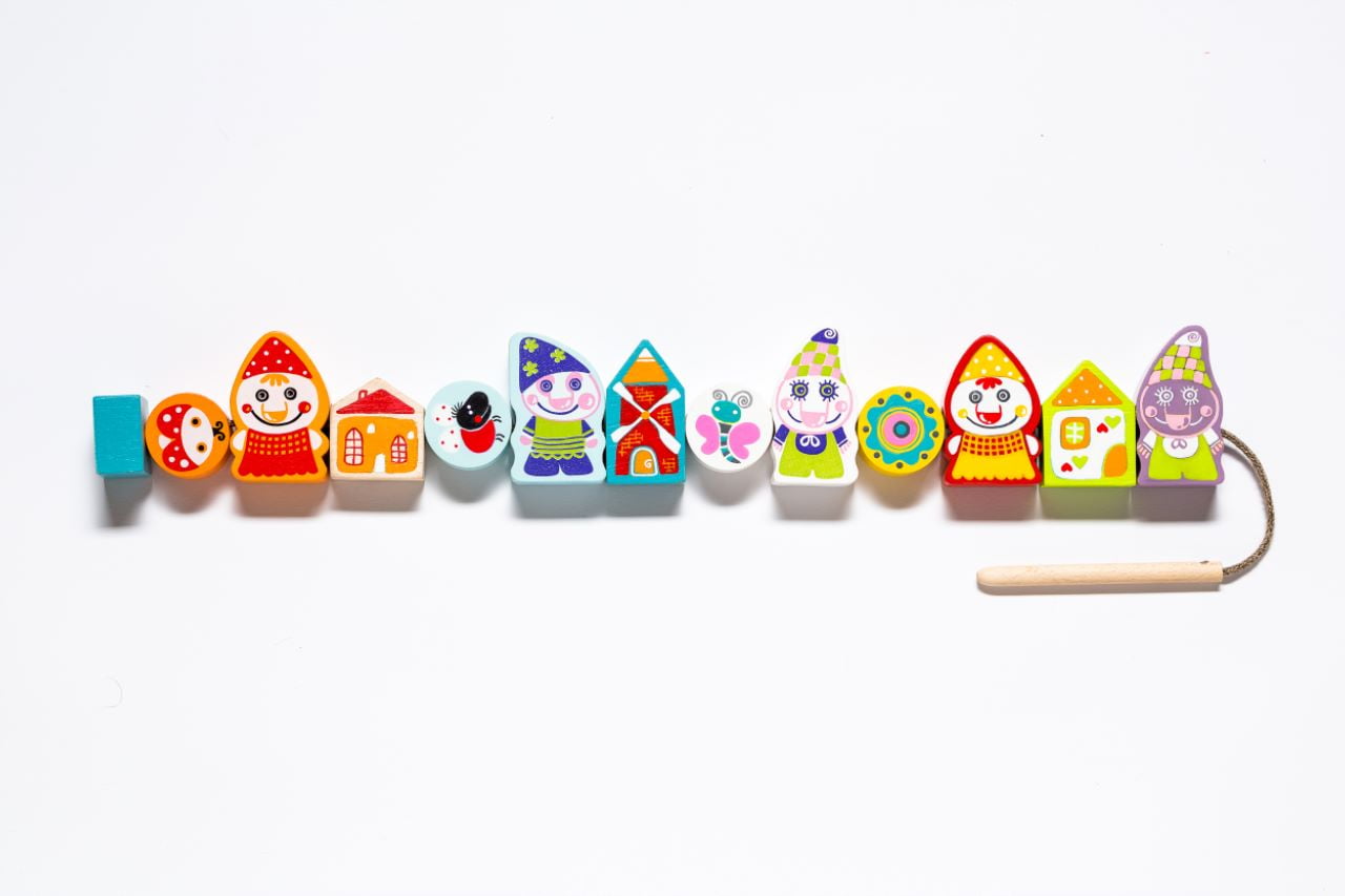 Happy dwarves lacing toy