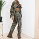 thumbnail image 1 of Pantalones de camuflaje de algodón con botones y bolsillos grandes con borlas y camuflaje lateral para mujer de moda europea y americana, 1 of 6