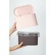 thumbnail image 3 of Diseño compacto, cesto de basura moderno con tapa abatible para una eliminación fácil, organizador multiusos para espacios de oficina y hogar, plástico duradero, rosa claro, 3 of 5