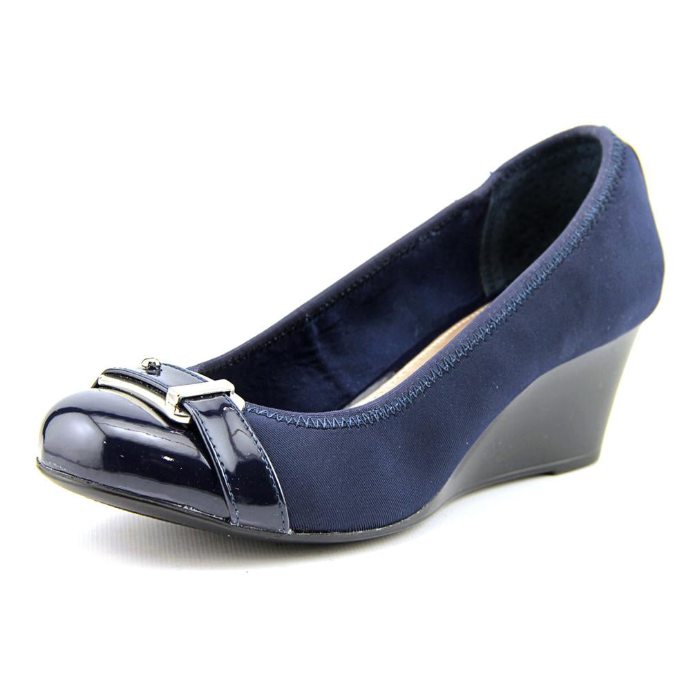 round toe wedge pumps