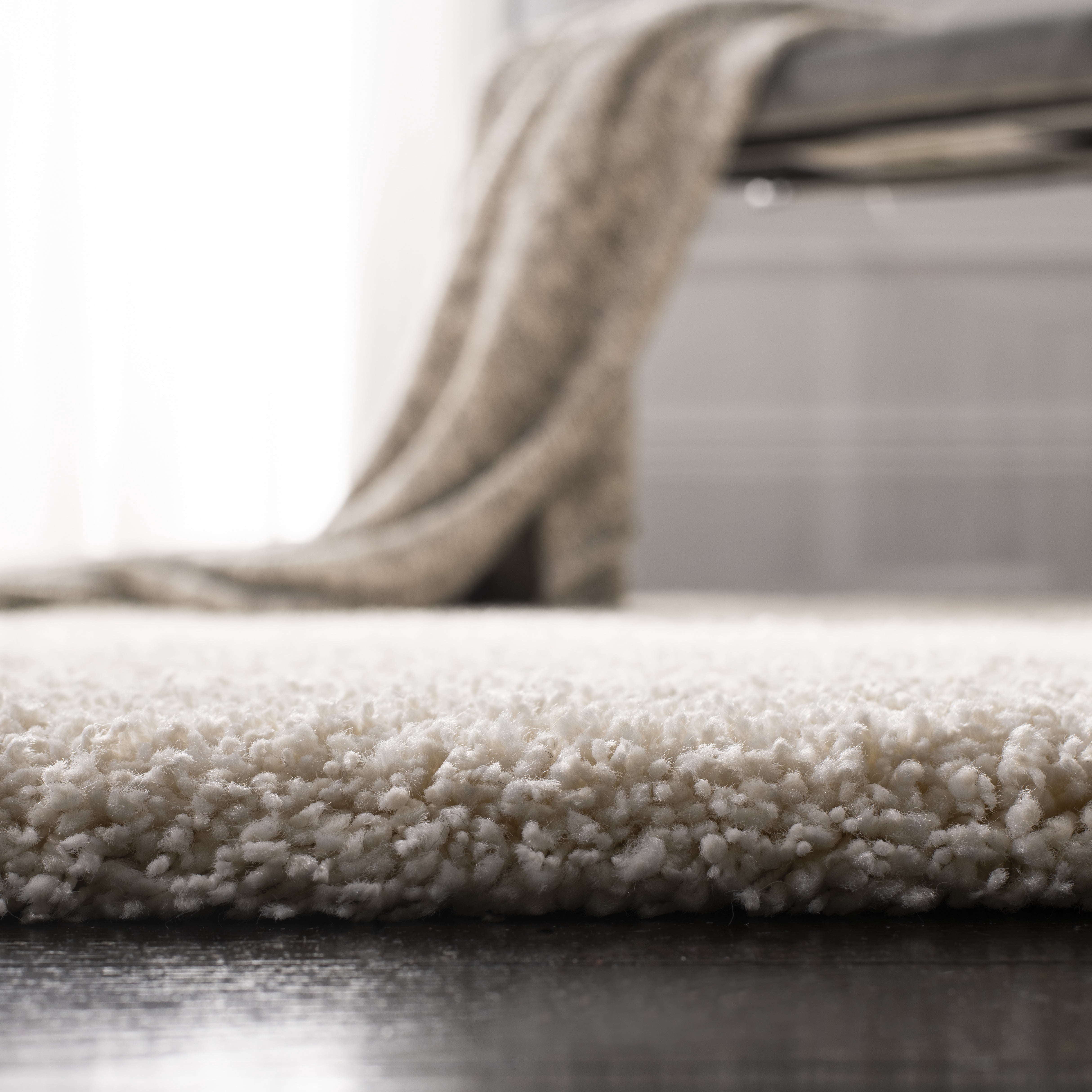 SAFAVIEH California Plush Solid Shag Area Rug, Ivory, 4' x 4' Square - Modern Design, Ivory, Non-Shedding & Easy Cleaning, Ultra Plush Thick Pile, Ideal for Living Room, Bedroom