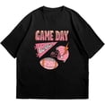 thumbnail image 1 of playera estampada de fútbol para mujer, diseño de casco Touchdown y estampado de bolas, color rosa y naranja, 1 of 5