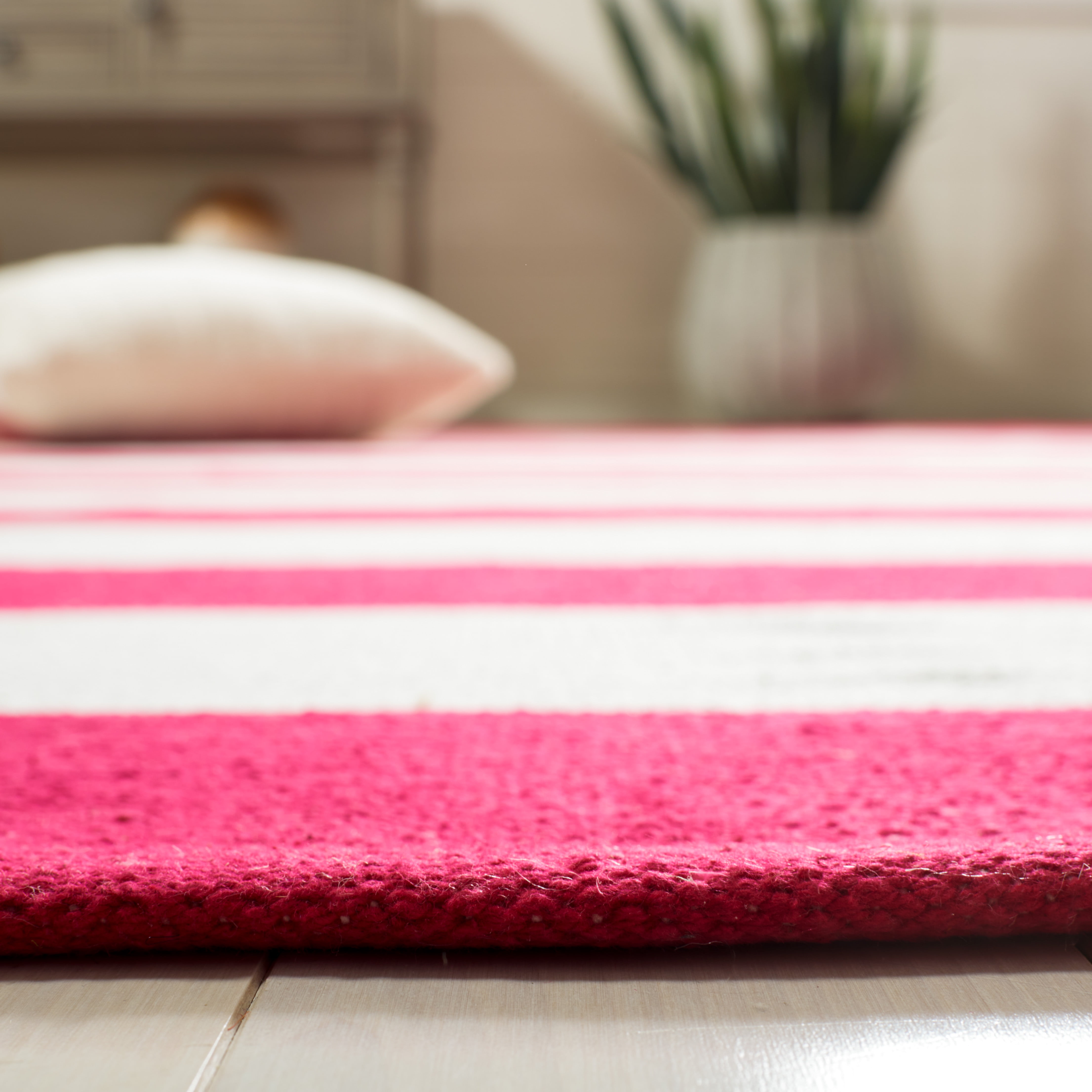 SAFAVIEH Montauk Saranna Geometric Cotton Area Rug, Red/Ivory, 4' x 4' Round