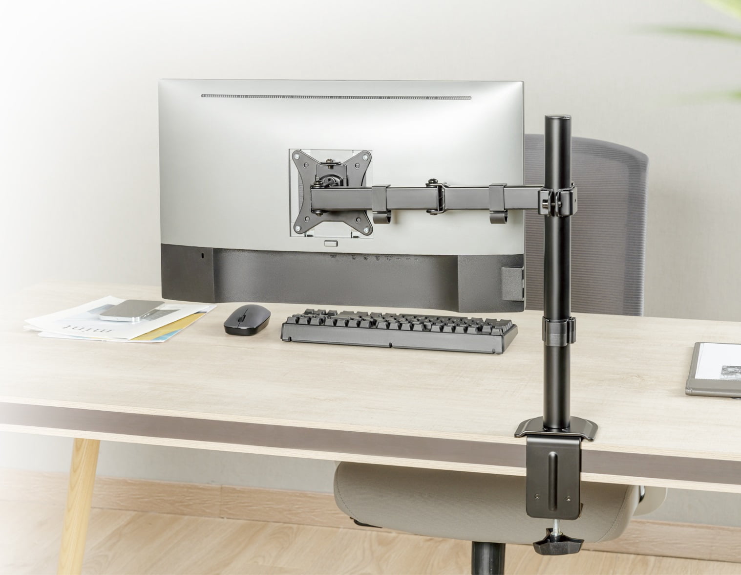 Single-Monitor Steel Articulating Monitor Mount For most 17”-32” monitors