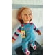 thumbnail image 4 of Muñeco Chucky Culto Cuerpo de Felpa de 67 cm con Huella y Agujetas Reales, 4 of 5