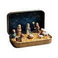 thumbnail image 1 of Belén navideño en miniatura en una caja de hojalata. Belén de bolsillo hecho a mano. Pequeño adorno religioso de la Sagrada Familia para decorar el escritorio, la estantería, la oficina o los viajes., 1 of 7