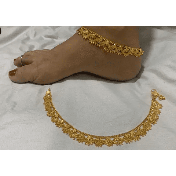 Gold-Toned Bridal Anklet with Intricate Floral Design – Traditional Payal for Women