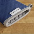 thumbnail image 4 of Juego de guantes de cocina KitchenAid Asteroid Blue Willow, 7 x 12,5 cm, 2 unidades, 4 of 6