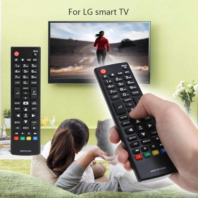 control remoto de smart tv negro universal de repuesto de plástico abs 433 mhz para lg akb74915324 3/4 frontal: mando negro de plástico ABS (17x4.5x2.2 cm) con botones numéricos, controles de volumen y canal, botón rojo de encendido, cuatro teclas de color y texto AKB74915324 impreso; mano sosteniéndolo frente a un televisor en sala.