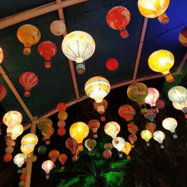 Linterna navideña Globo aerostático Linterna Decoración de jardín de infantes Boda Centro comercial Decoración de mediados de otoño Cesta colgante Linterna de papel