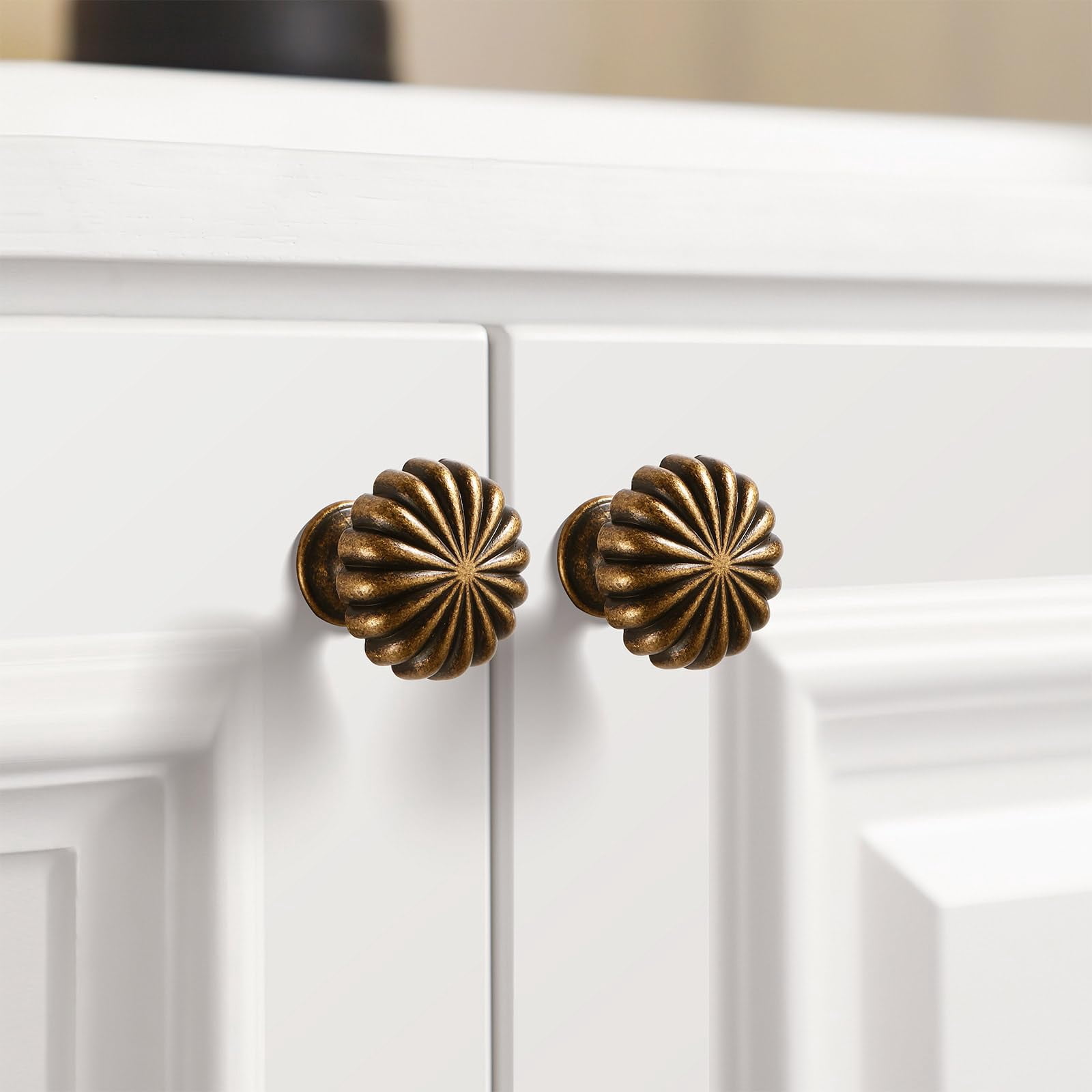 10 Pack Antique Brass Cabinet Knobs for Kitchen Cabinets and Dresser Drawers，Zinc Alloy Hardware Handles Pulls，Vintage Cupboard Drawer Knob