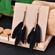 thumbnail image 4 of Pendientes de cadena pluma bohemio Qarigey 2 uds Negro, 4 of 6