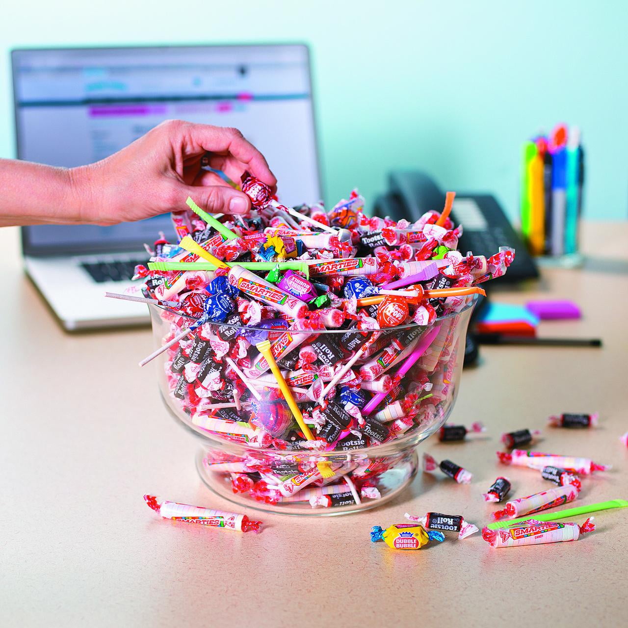 Fun Express Candy Mix, Sweet Party Assortment, Individually Wrapped, 1,000 Pieces, 9 lbs