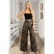 thumbnail image 1 of Pantalón corte ancho tiro alto y textura serpiente bronce Animal print extra grande, 1 of 3