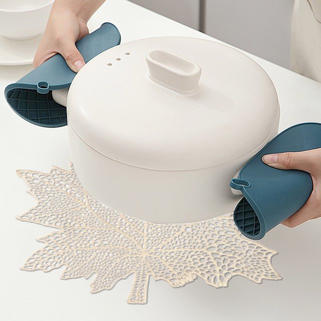 YIMWNYI Hollow PVC Maple Leaf Placemat, Oil Proof Insulation Pad for Dining, Decorative Table Accessory, Easy to Clean and Maintain, Versatile Tabletop Protection