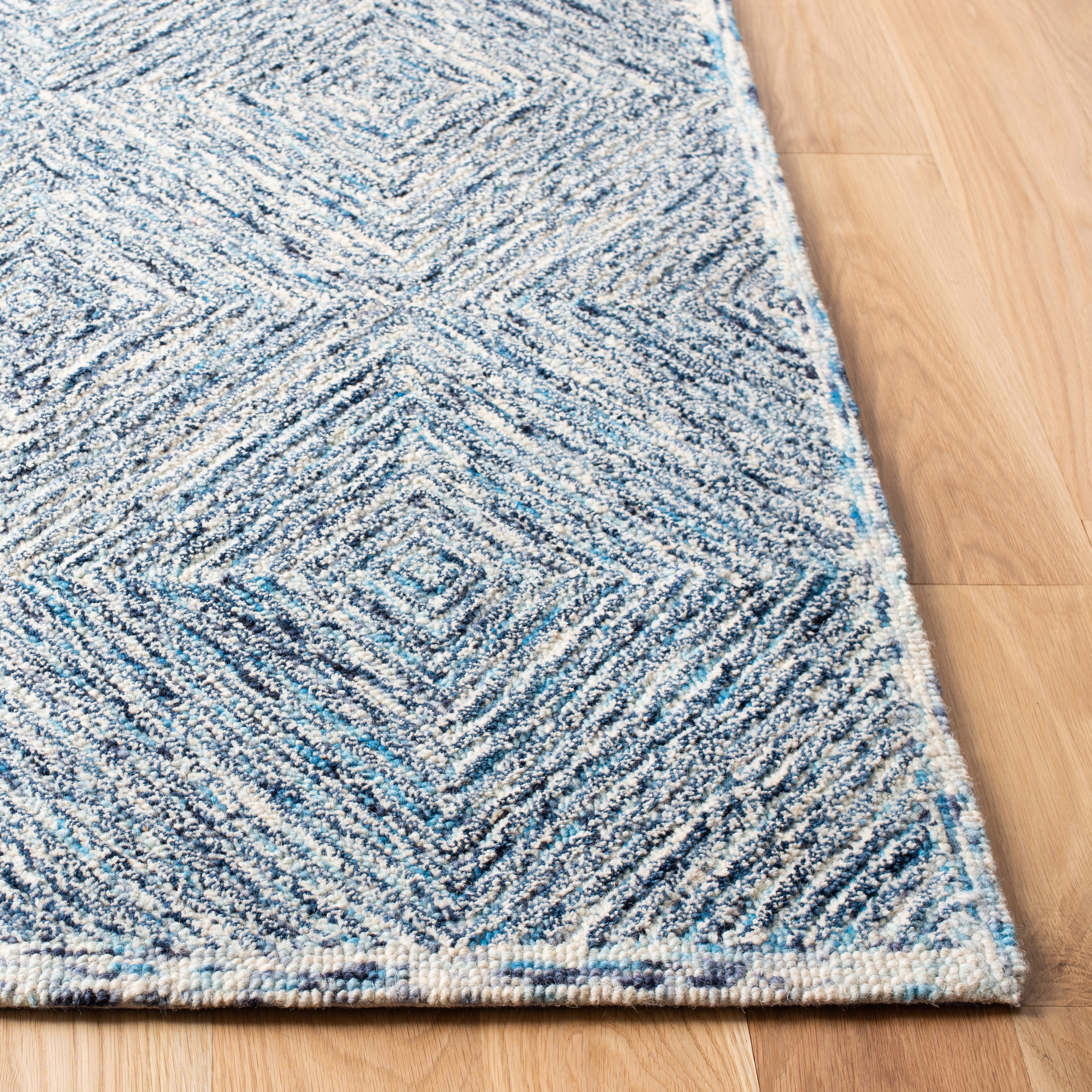 SAFAVIEH Capri Thelma Diamond Wool Area Rug, Ivory/Blue, 6' x 9'
