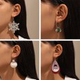thumbnail image 1 of Joyas navideñas pendientes de copos de nieve únicos navideños pendientes clásicos de muñecos de nieve de campana de colores joyas de pareja regalos de San Valentín, 1 of 5