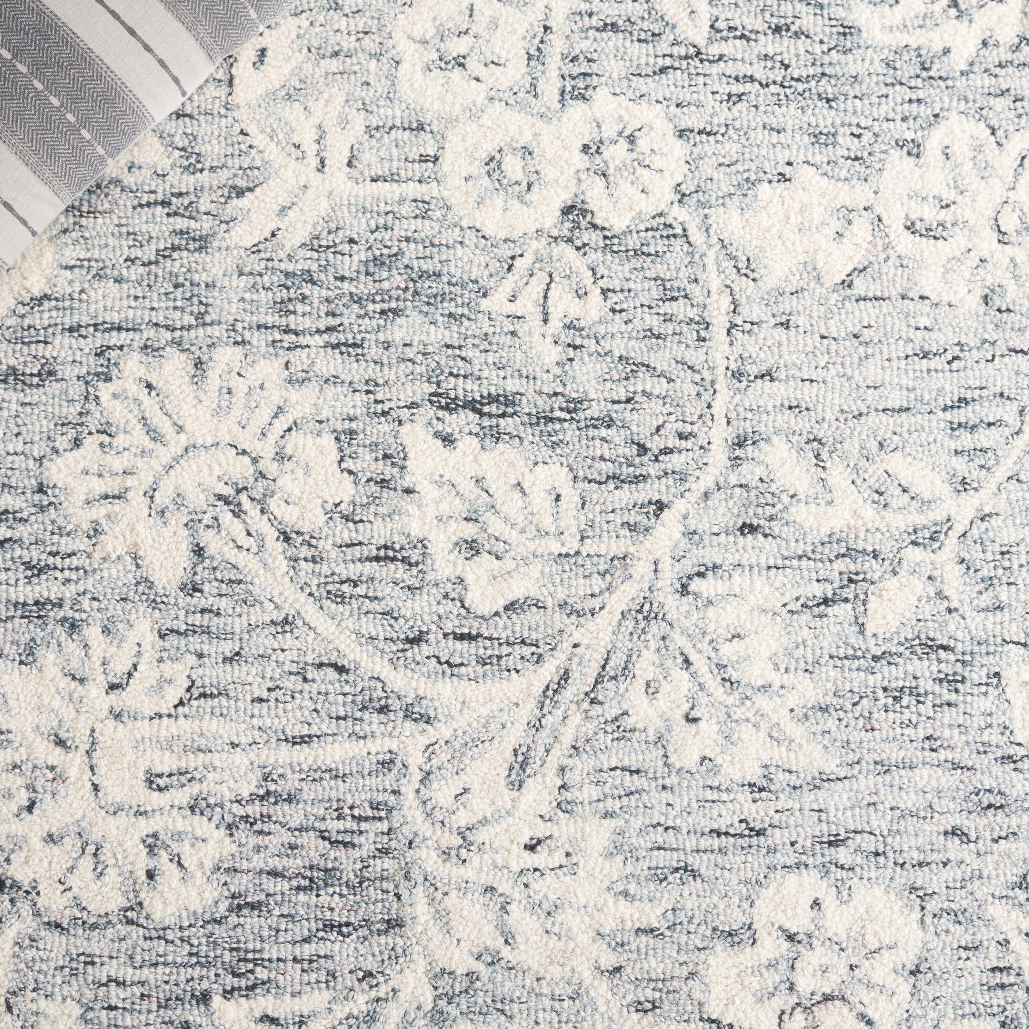 SAFAVIEH Capri Serenity Floral Wool Area Rug, Blue/Ivory, 7' x 7' Round