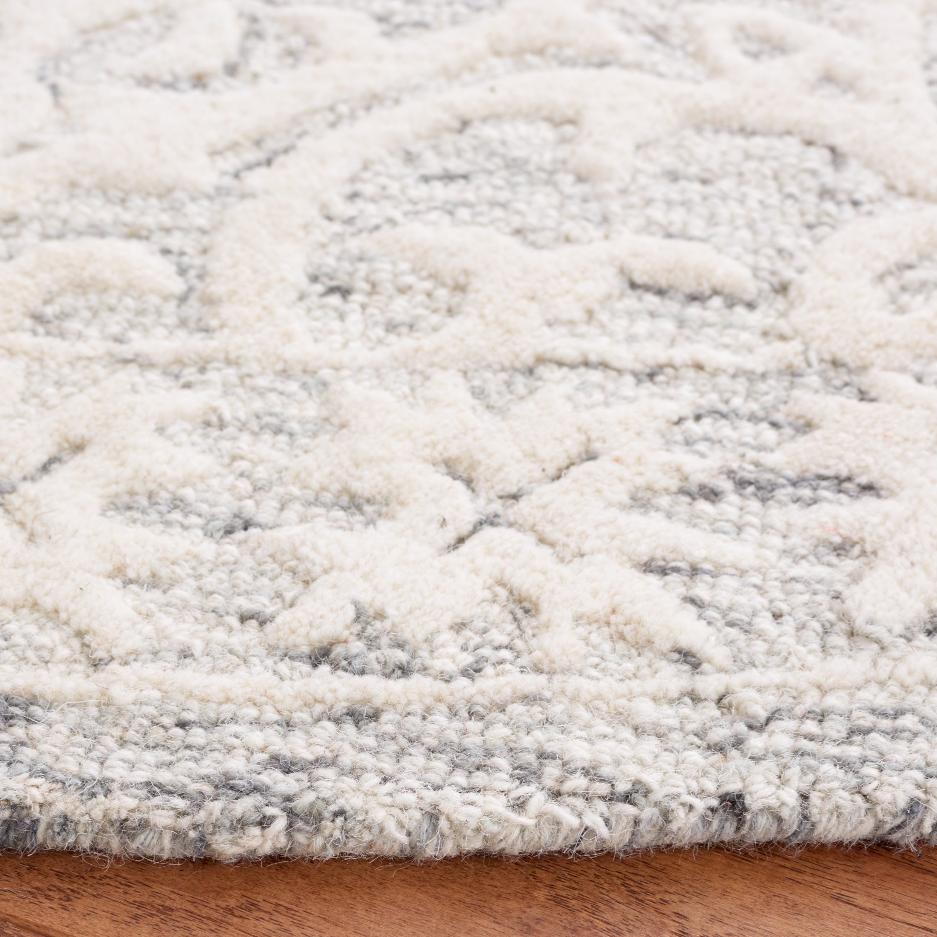 Safavieh Metro Joshua Medallion Area Rug, Silver/Ivory, 6' x 6' Round