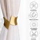 thumbnail image 5 of Set de Broches para Cortinas 2 Piezas Aleación Dorada con Cierre de Resorte | Sujetadores Decorativos de Metal para Cortinas | Soporte de Ventana de Lujo con Acabado Cepillado en Escalera, 5 of 9
