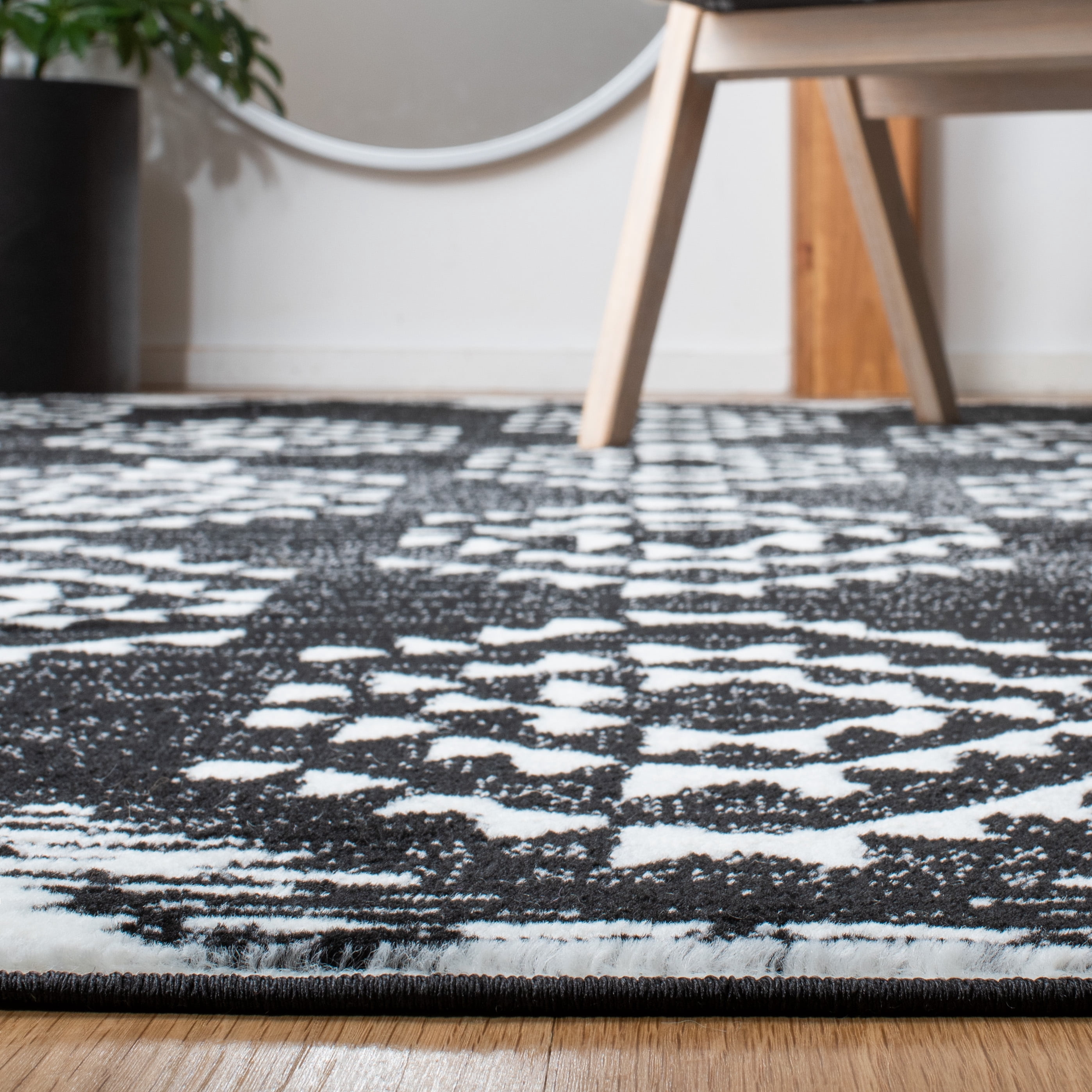 SAFAVIEH Skyler Kandace Oriental Area Rug, Black/Ivory, 4' x 6'