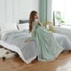 thumbnail image 5 of Mantas de Lanzamiento Calientes para el Invierno: Manta Raschel de Doble Capa Gruesa Suave 70x100cm, Manta de Lanzamiento de Lana a Rayas Azules para Cama, Sofá Y Confort Acogedor, 5 of 6