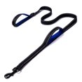 thumbnail image 1 of Correa resistente - 2 asas - Las asas de tráfico acolchadas brindan control adicional, 7 pies de largo - Correa perfecta para perros medianos a grandes, negra y azul, 1 of 5