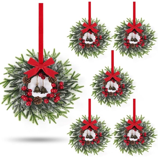 6 Pcs Armoires de Noël Couronnes pour Cuisine Mini Couronnes de Cèdre avec Ruban Cloche Verdure Artificielle Guirlandes Suspendues avec Baies Rouges pour Décoration de Chaise de Fenêtre de Porte d'Entrée de Ferme de Noël