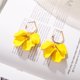 thumbnail image 4 of 1 par (amarillo) Pendientes colgantes de pétalos de rosa Pendientes largos de flores de rosas en niveles Bohemio Acrílico Declaración romántica Pendientes florales exagerados Día de San Valentín Sincero Electrónica, 4 of 5