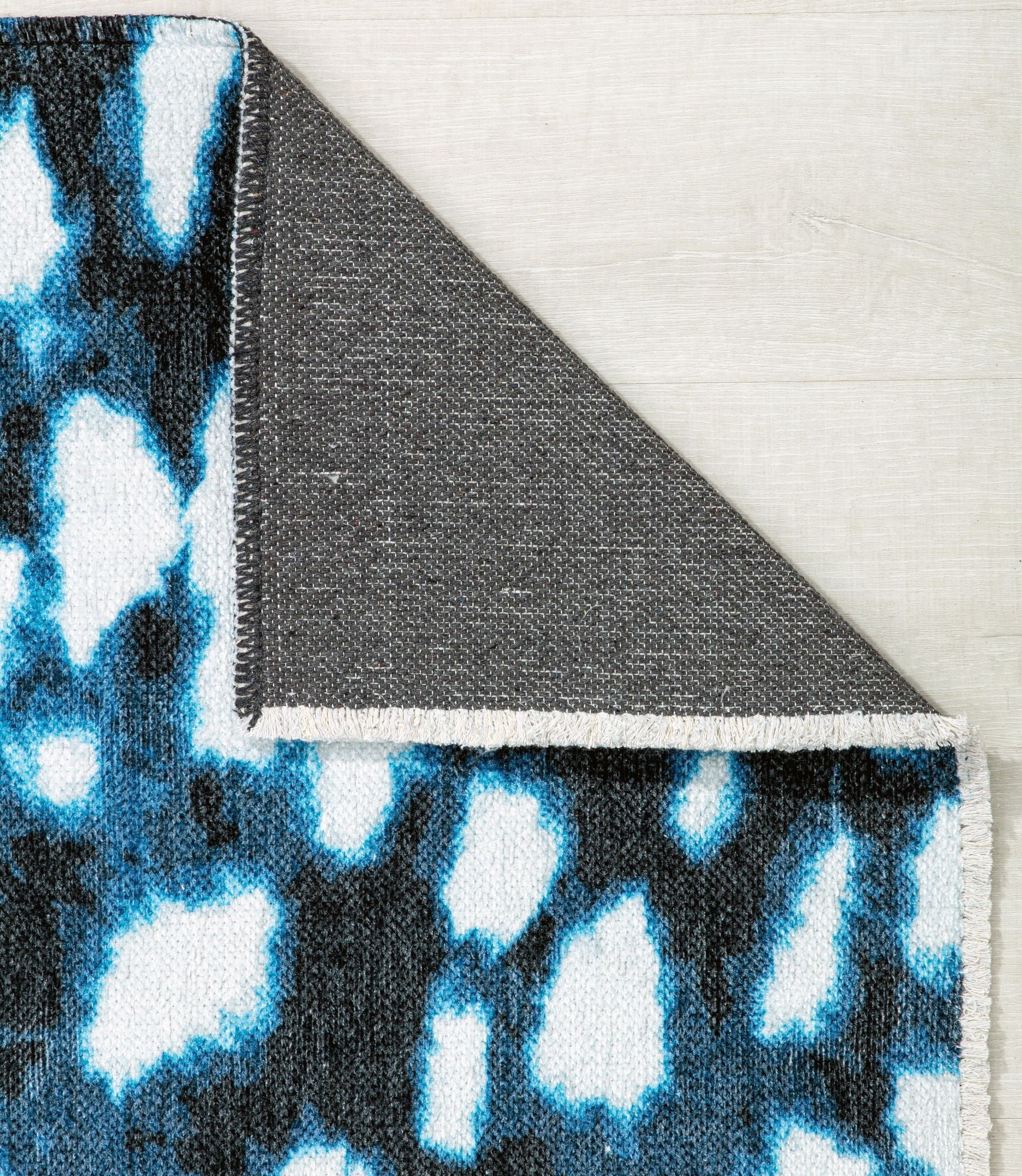Isaac Mizrahi Serafina EO35A Soft Spot Geometric Contemporary Blue Area Rug, 2'7" x 4'